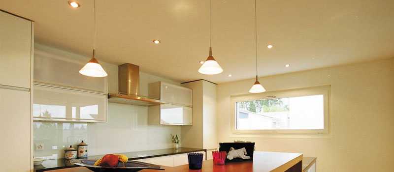 Можно ли на кухню делать натяжной потолок: преимущества и недостатки