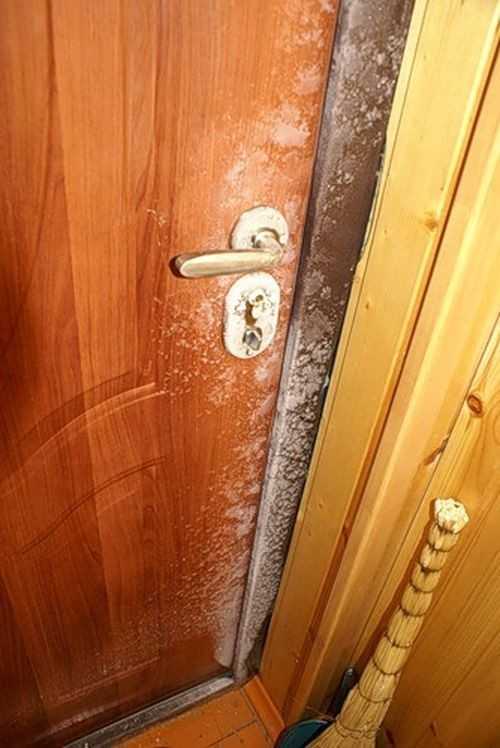 Как утеплить входную дверь в частном доме своими руками?