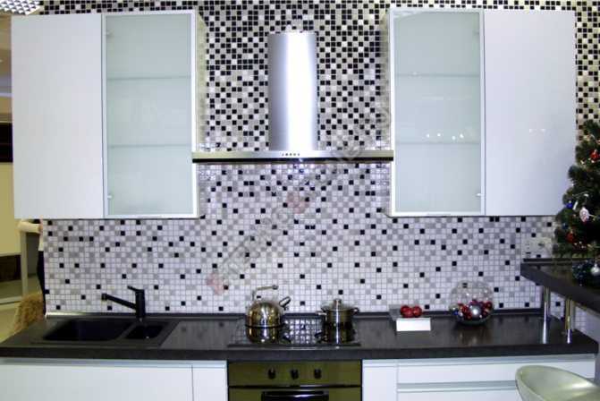 Плитка-мозаика для кухни (19 фото): особенности использования мозаичной плитки в интерьере кухни. сочетание керамической и кафельной кухонной плитки
