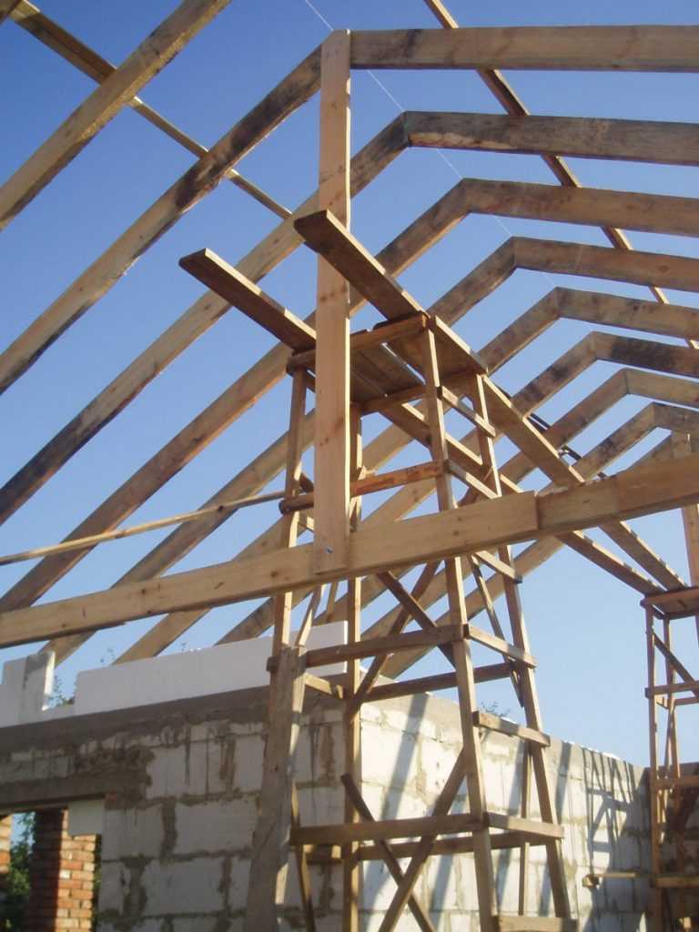Строительство крыши частного дома: разновидности и этапы монтажа