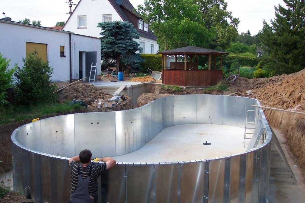 Строительство бассейнов (54 фото): проект своими руками. как сделать отделку? как построить его из блоков? монтаж подиума, самодельный бассейн из бетона и установка чаши