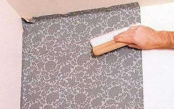 Как поклеить бумажные обои на потолок: советы по оклейке