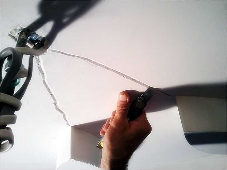 Как заделать дырку в гипсокартоне: на стене, в потолке. видео