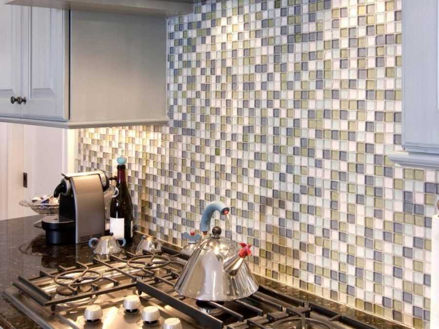 Самоклеящаяся мозаика (45 фото): отделочная мозаичная плитка для стен ванной и кухни, мозаика-«самоклейка» для туалета
