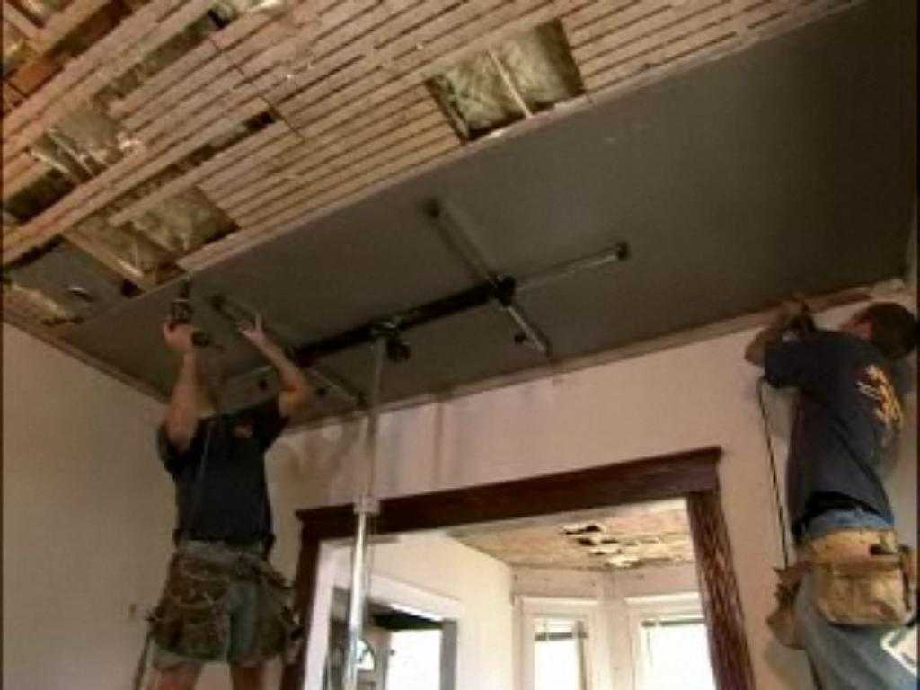 Как выровнять потолок в деревянном доме