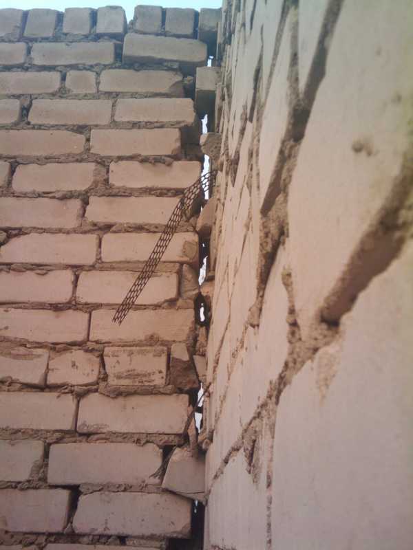 Как заделать трещину в стене кирпичного дома? чем делать стяжку, как .