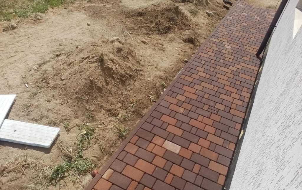 Укладка тротуарной плитки на отмостку из бетона – технология проводимых строительных операций