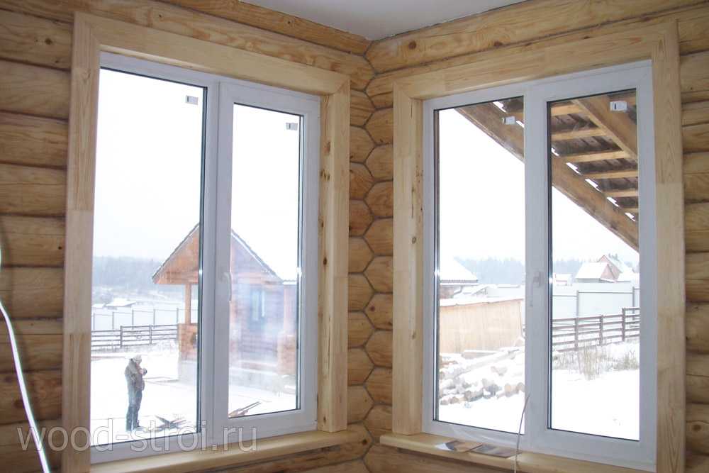 Установки деревянных откосов окна. Откосы в деревянном доме. Отделка окон внутри деревянного дома. Откосы на окна в деревянном доме. Откосы в деревянном доме с пластиковыми окнами.