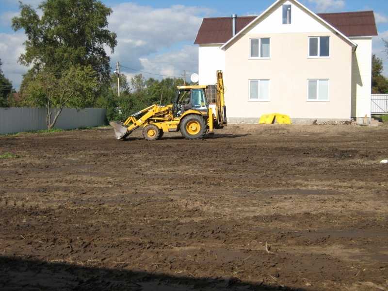 Выравнивание участка: как выровнять земельный участок под газон на даче трактором? выравнивание дачной земли песком вручную