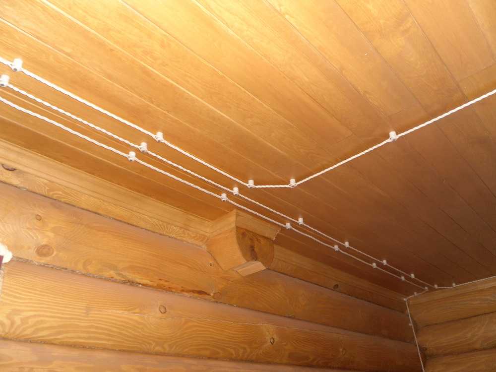 Монтаж проводов по деревянному потолку