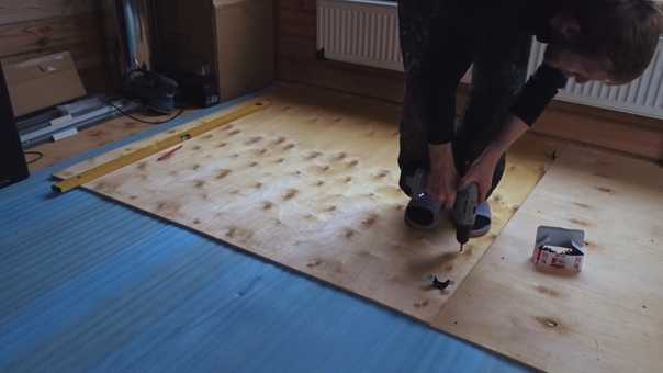 Как выровнять деревянные полы: использование шпатлевок. укладка фанерных листов, плитного материала по лагам и мокрой стяжки по деревянному основанию