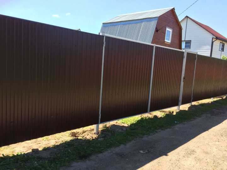 Забор из профнастила своими руками (121 фото): установка универсального ограждения из профлиста и металлопрофиля