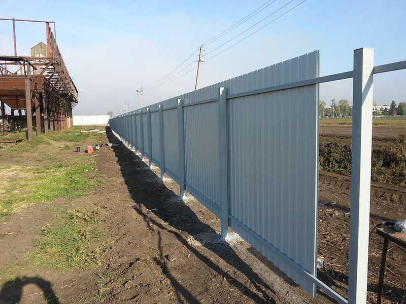 Забор из профлиста с металлическими столбами как сделать самому