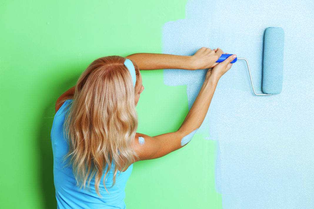 Что лучше для современной квартиры – красить стены или клеить обои?