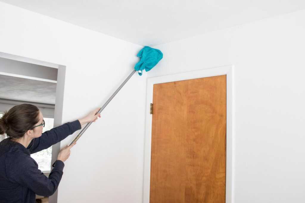 Как отмыть покрашенный потолок от копоти