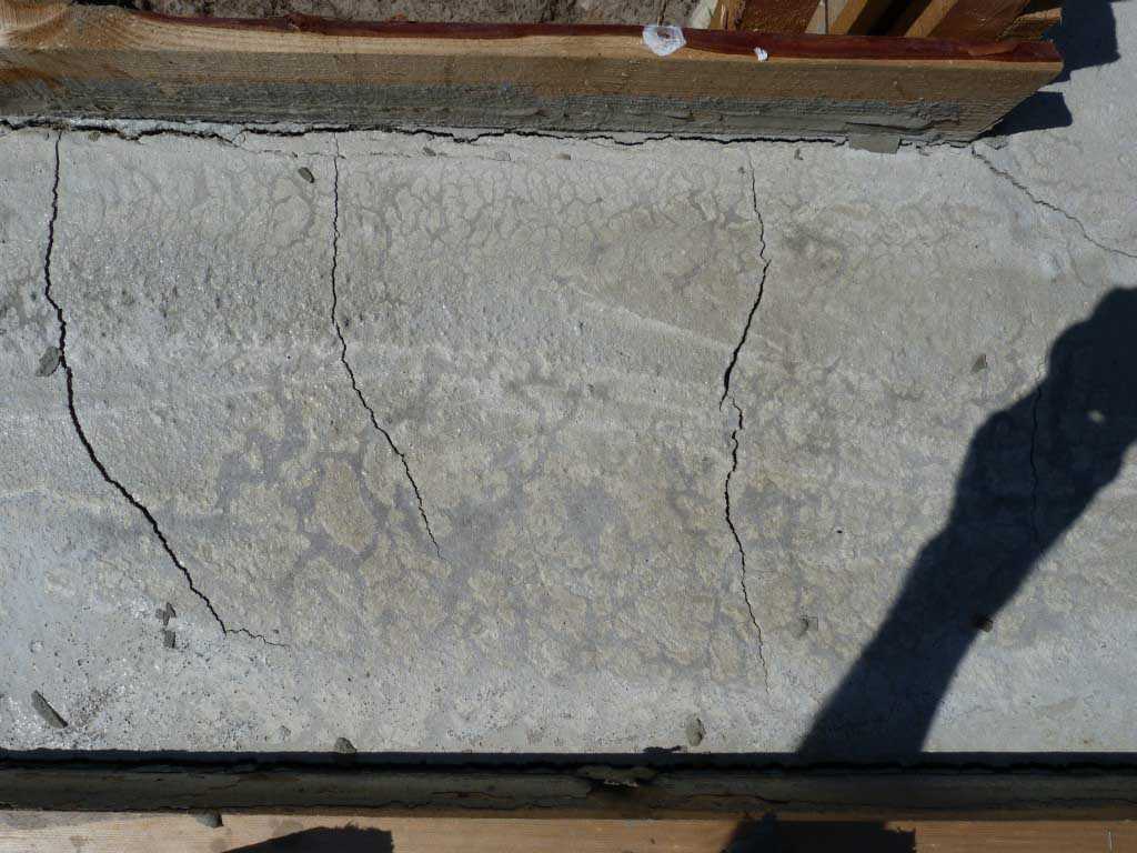 Что означают трещины. Температурно усадочные трещины. Усадочные трещины в бетоне м 350. Микротрещина в фундаменте. Treshina v Fundamente.