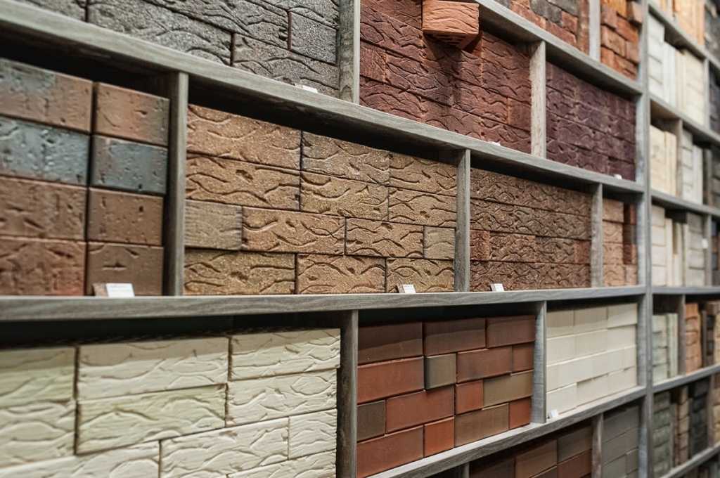 Какие кирпичи лучше для строительства дома: виды (пустотелый, клинкерный, силикатный, керамический), что выбрать для несущих стен, какой нужен для перегородок?