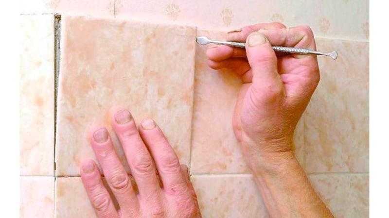 Как приклеить отвалившуюся плитку на стену в ванной