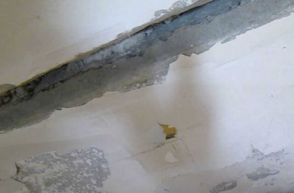 Как заделать на потолке между плитами швы, трещины и щели, как выровнять своими руками перепады и стыки, какие инструменты использовать?