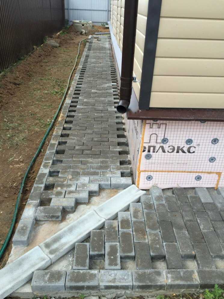 Технология укладки тротуарной плитки на отмостку из бетона – этапы работ