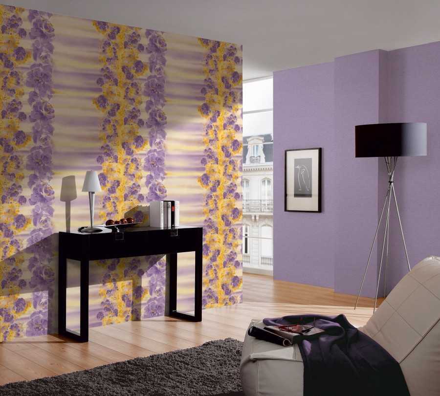 Светлые обои (50 фото): крупный рисунок и узоры на стенах в комнату, сочетания обоев-компаньонов с мебелью, полом и дверями в интерьере